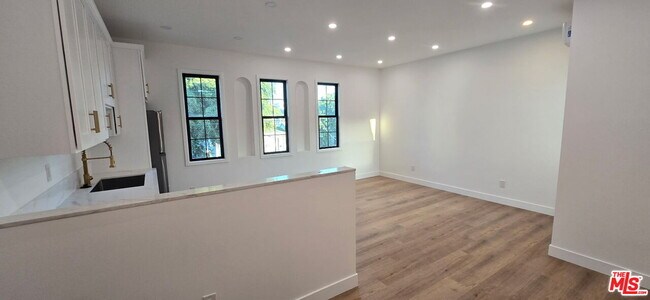 Building Photo - 1047 Irolo St