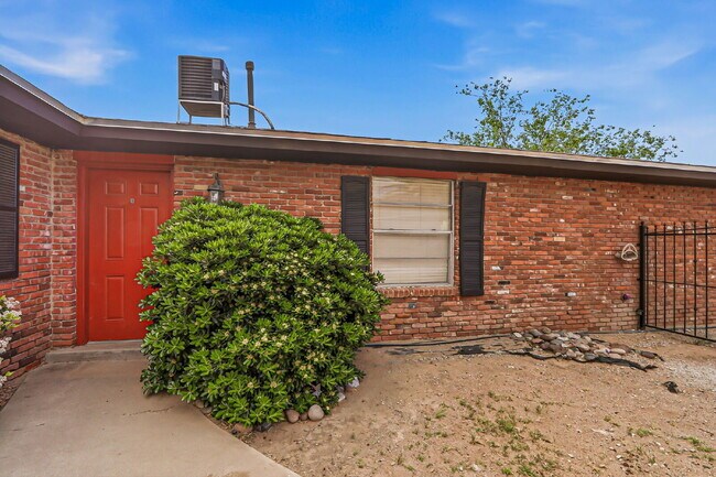 Foto del edificio - 3-Bedroom Duplex with Refrigerated AC.