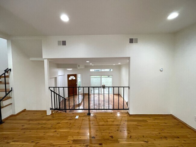 Foto del edificio - 7100 Balboa Blvd