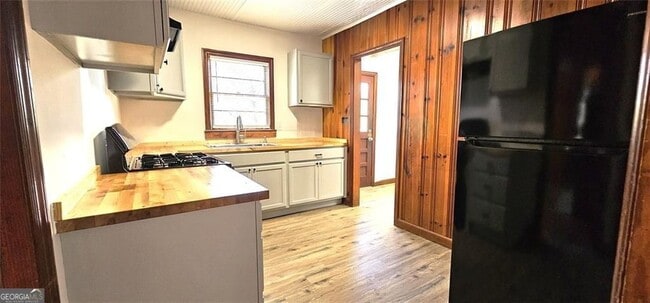 Building Photo - 320 Adair St