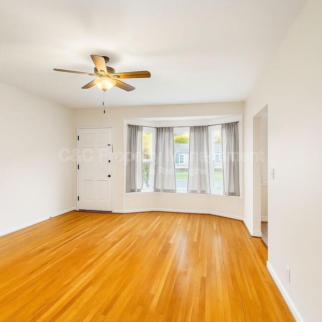 Building Photo - 3240 Del Vina St