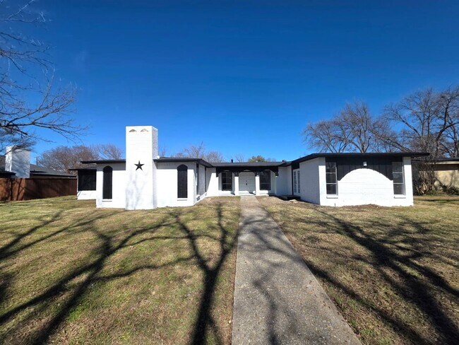 Foto del edificio - Charming 3-Bedroom Home on Spacious Lot Near Lake Ray Hubbard