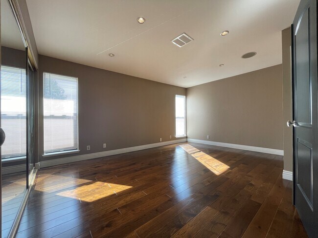 Building Photo - 2343 Fairway Dr