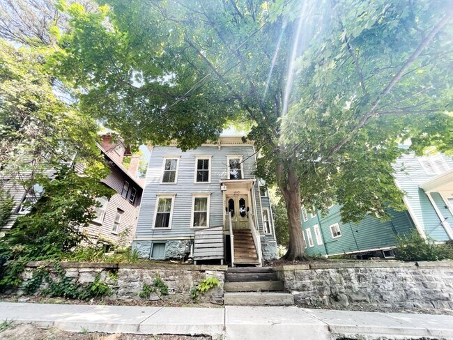 Foto del edificio - 115 Stewart Ave