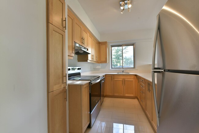 Building Photo - 3555 Chem. de la Côte-des-Neiges