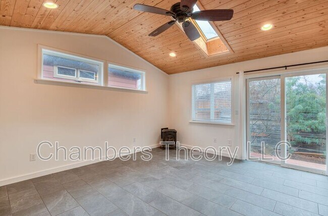 Foto del edificio - 1252 NW Milwaukee Ave