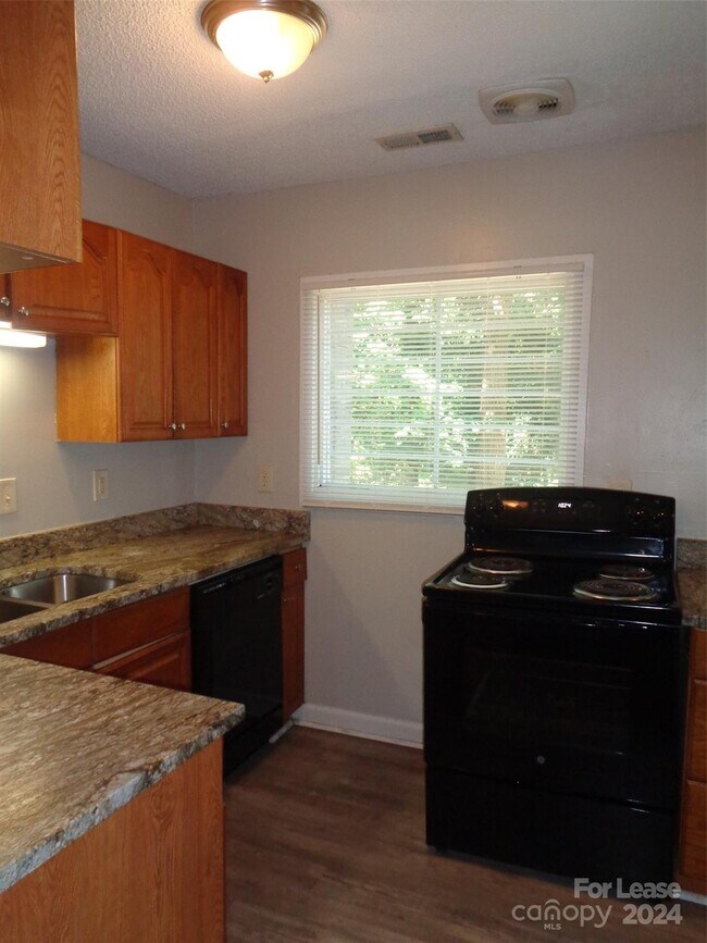 Foto del edificio - 4052 Hiddenbrook Dr