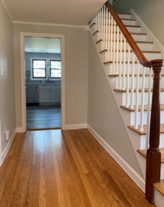 Building Photo - Single-Family Glastonbury Colonial