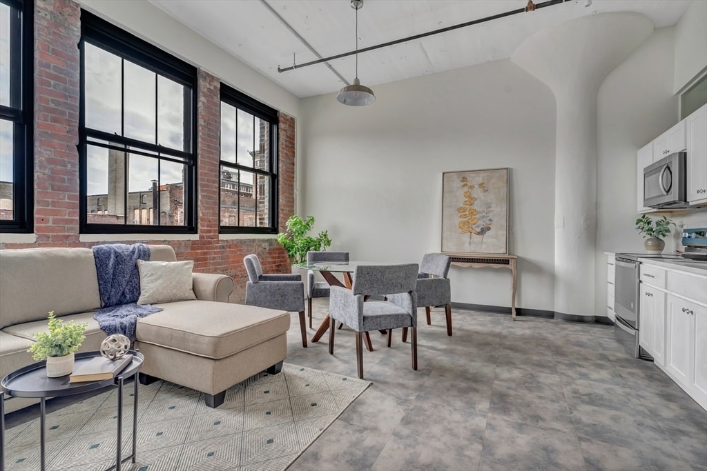 Primary Photo - 151 Chestnut St