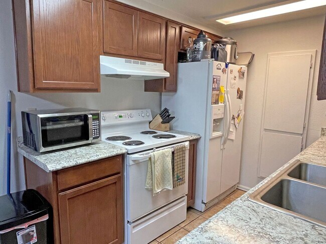 Foto del edificio - 2-Bedroom Townhome w/ Garage in Northeast Colo Springs