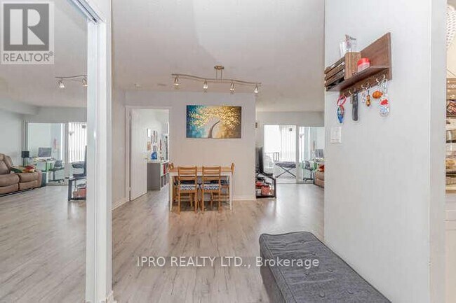 Photo du bâtiment - 135-1135 Hillcrest Ave