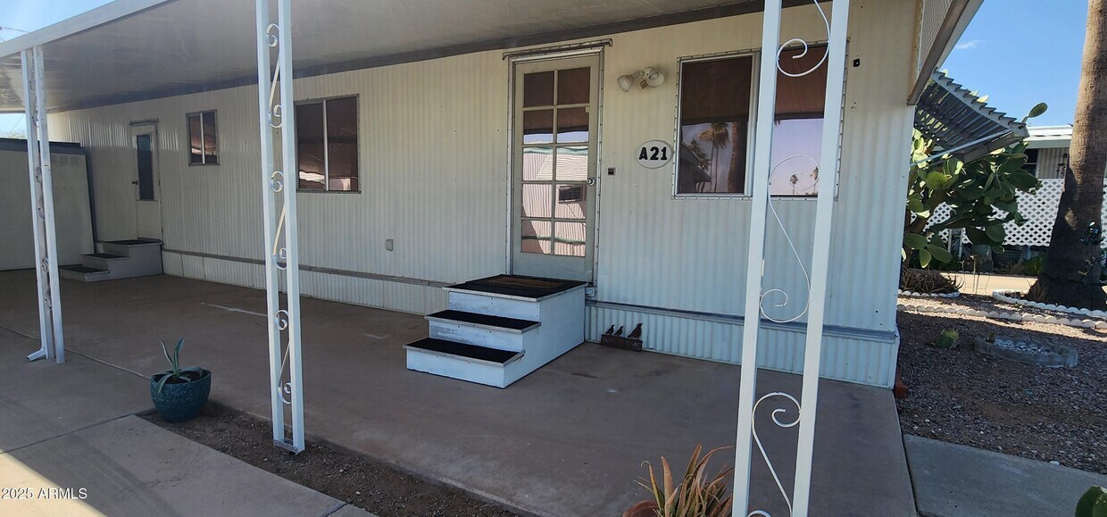 Foto principal - 44 S Hawes Rd