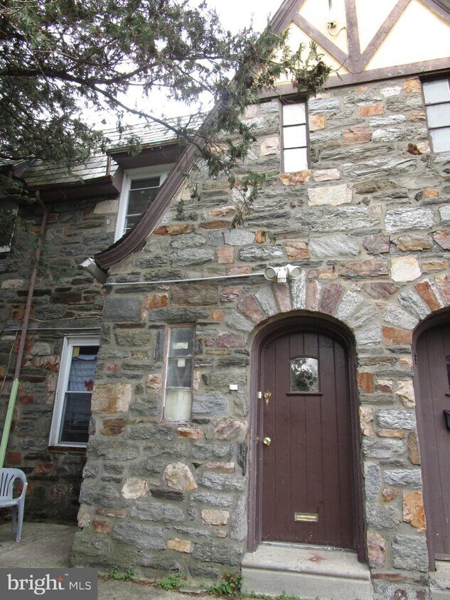 Primary Photo - 5200 W Montgomery Ave
