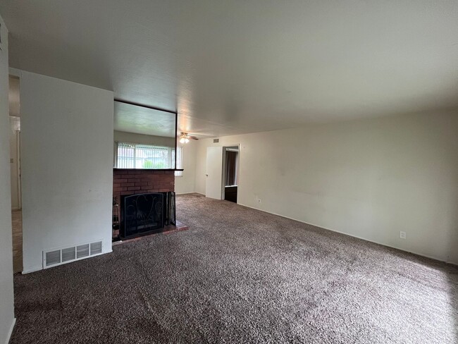 Building Photo - 3-4 bedroom 1.5 bath with large back yard ...