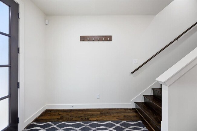 Building Photo - 1706 Ovid St