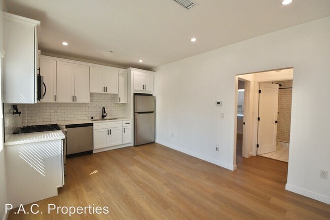 Building Photo - 1 br, 1 bath Apartment - 5220-26 Radford A...