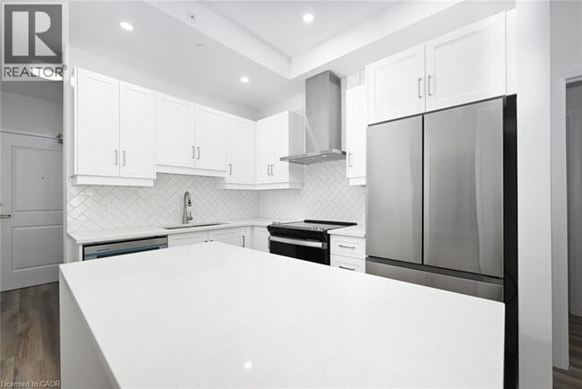 Building Photo - 153 Wilson St W