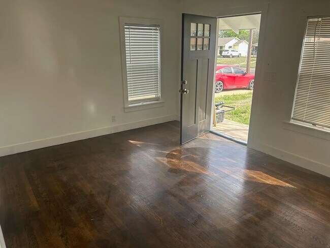 Foto del edificio - Room in House on Motel Dr