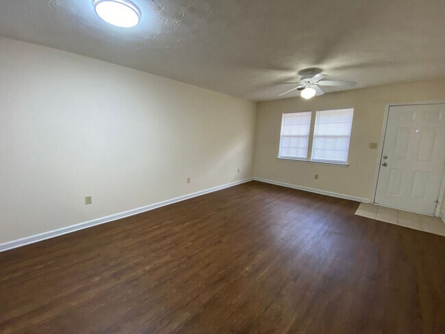 Foto del edificio - PRE-LEASING FOR AUGUST 2026!