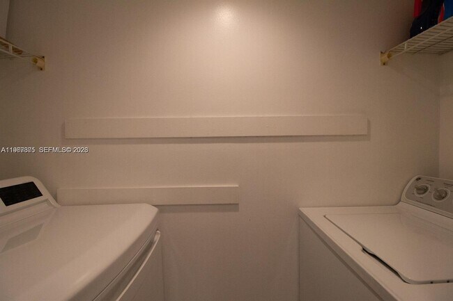 Foto del edificio - 351 Lake Arbor Dr