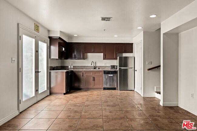 Building Photo - 2667 Menlo Ave