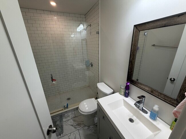 Foto del edificio - 301-305-305 Dudley St