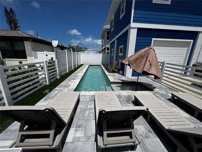 Foto del edificio - 14500 N Bayshore Dr