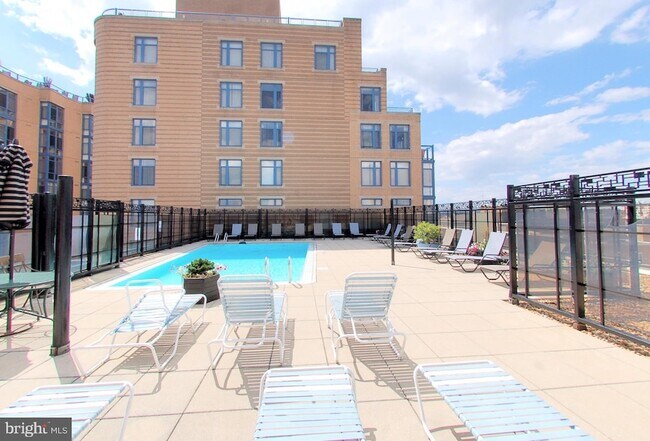 Foto del edificio - 1440 N Street NW Unit 812