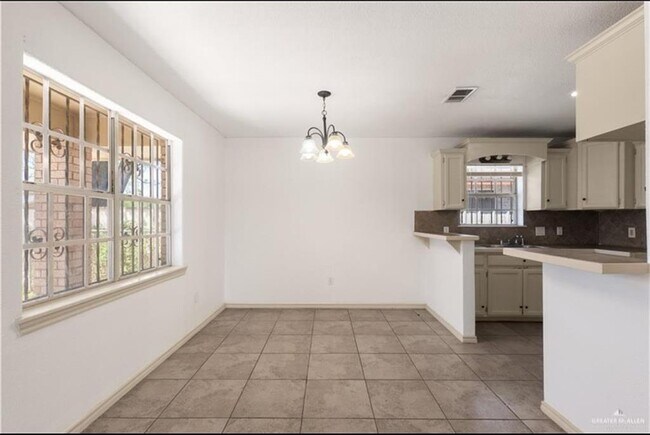 Foto del edificio - 17 Gumwood Ave