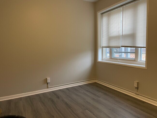Building Photo - 1824 La Salle Pl