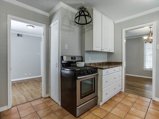 Foto del edificio - 2 bedroom, 1 Bath in Old Lake Highlands