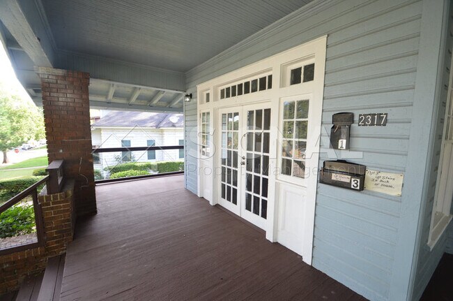 Foto del edificio - 2317 Clarendon Ave