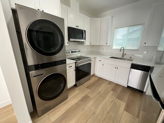 Foto del edificio - 5952 Balcom Ave