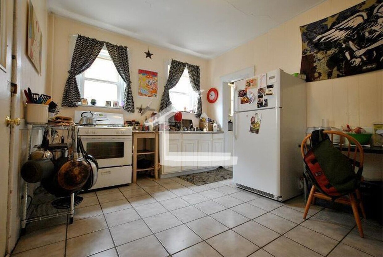 Primary Photo - Large unit in Allston at a discounted price!
