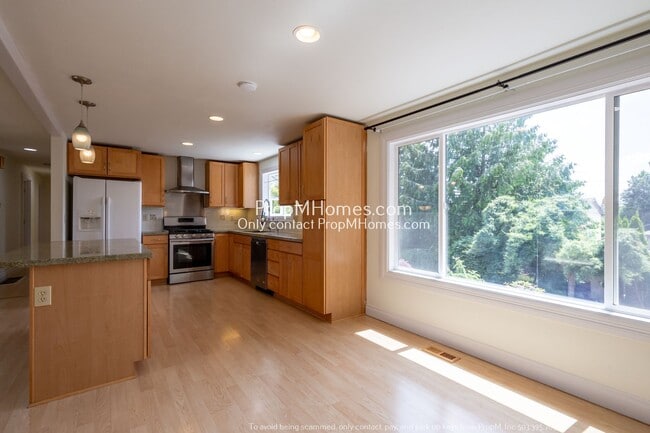 Building Photo - Welcoming Home in the Heart of Oatfield - Five Bedrooms and Natural Light!
