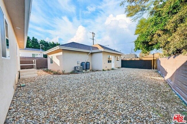 Foto del edificio - 17625 Burbank Blvd