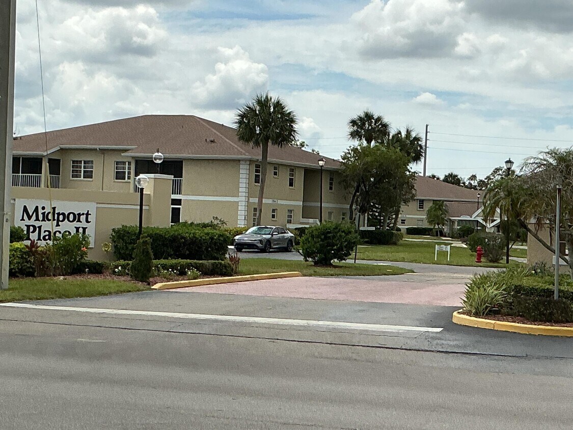 Building Photo - 1550 SE Royal Green Cir
