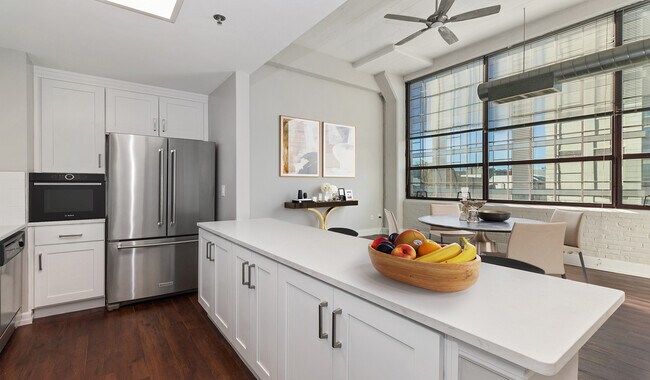 Disponemos de cocinas renovadas con acabados de alta gama. Consulte con nuestro equipo de arrendamiento para obtener más información. - Locust on the Park