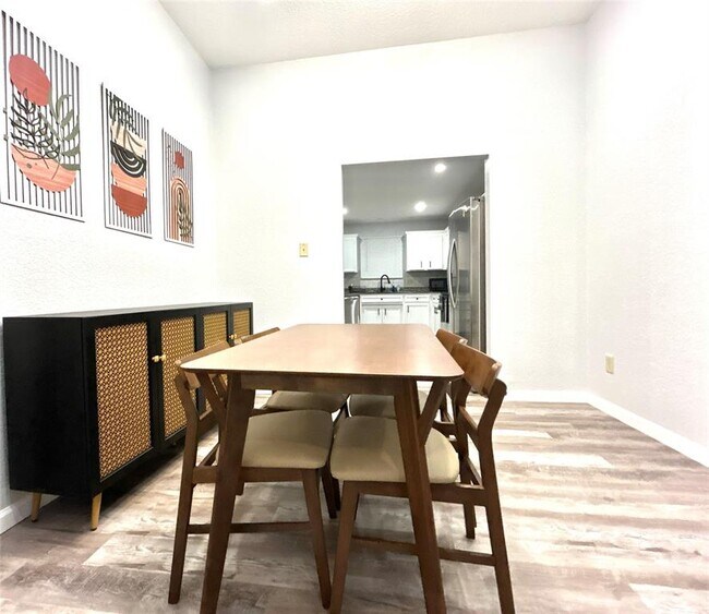 Building Photo - 1701 Lynx Cir