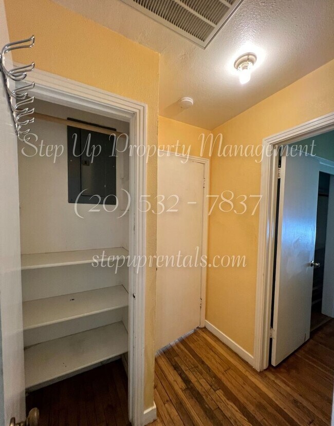 Building Photo - 2 Bedroom 2 Bath Home Walking Distance To ...