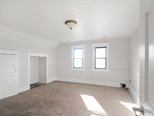 Building Photo - Upper level 2 bedroom duplex Pet Friendly