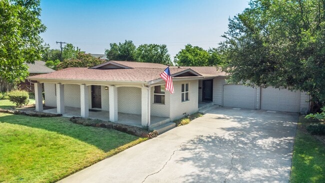 3 Bedroom 2 Bath 2 Car Garage - Backs Up To A Nice Farm - 3 Bedroom 2 Bath 2 Car Garage - Backs Up To A Nice Farm House