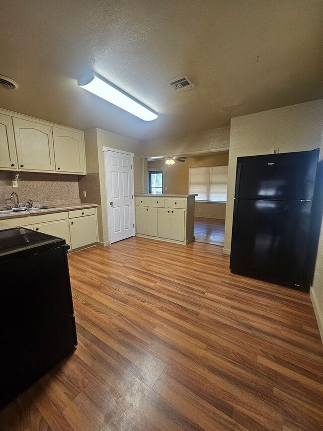 Foto del edificio - (2) Bed/(1) Bath w/ (2) Living Areas + Uti...