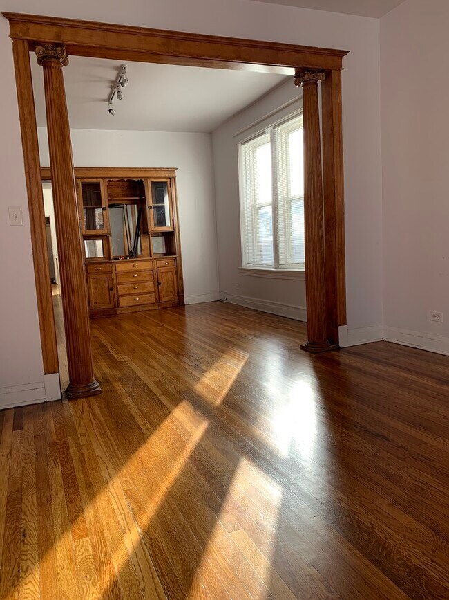 Foto del edificio - 2135 W Division St