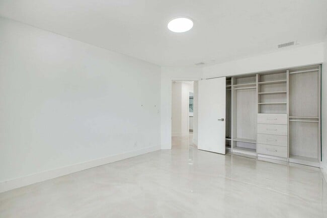 Building Photo - 7351 Valencia Dr