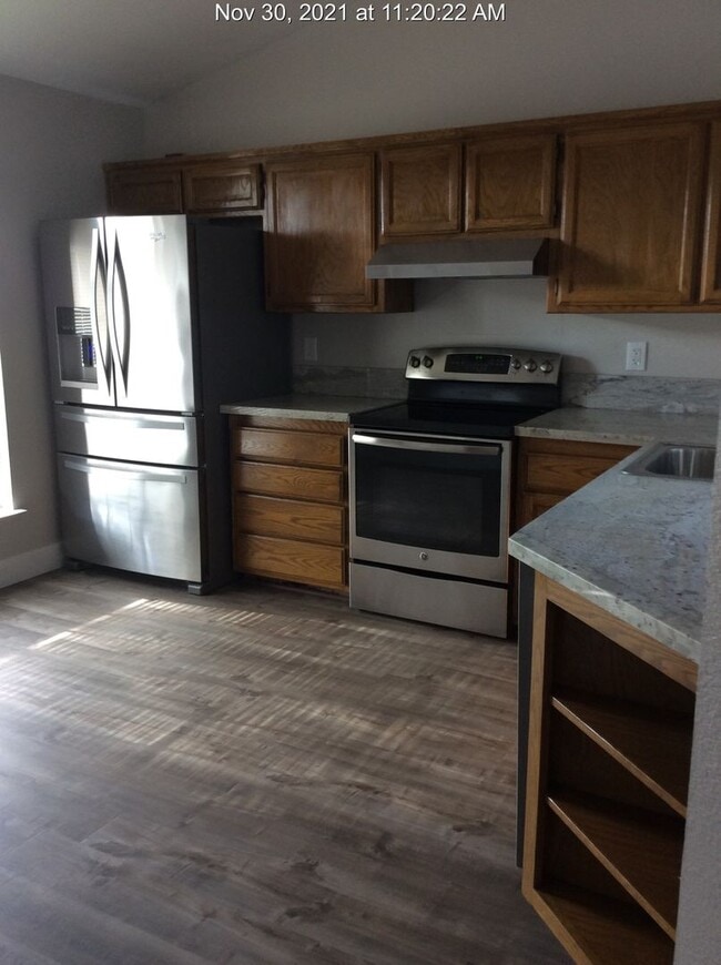 Building Photo - Comfortable Living in a Well-Sized 2-Bed, 2-Bath Home