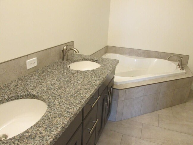 Building Photo - 4 Bed 3 Bath Unit in Olds, AB