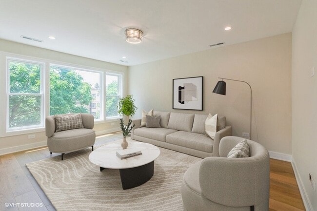 Foto del edificio - 7026 W Diversey Ave