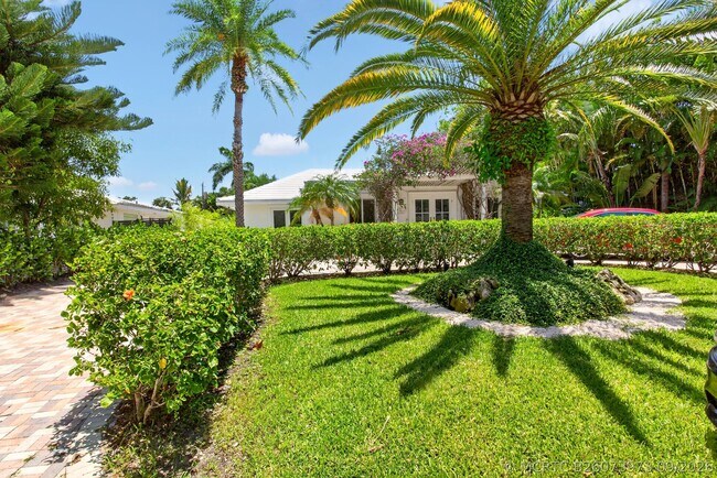 Building Photo - 714 S Atlantic Dr