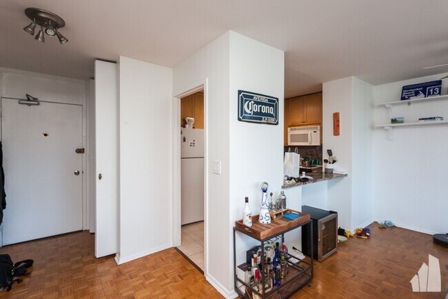 Building Photo - Amazing 1 Bed/1 Bath condo, in the old tow...